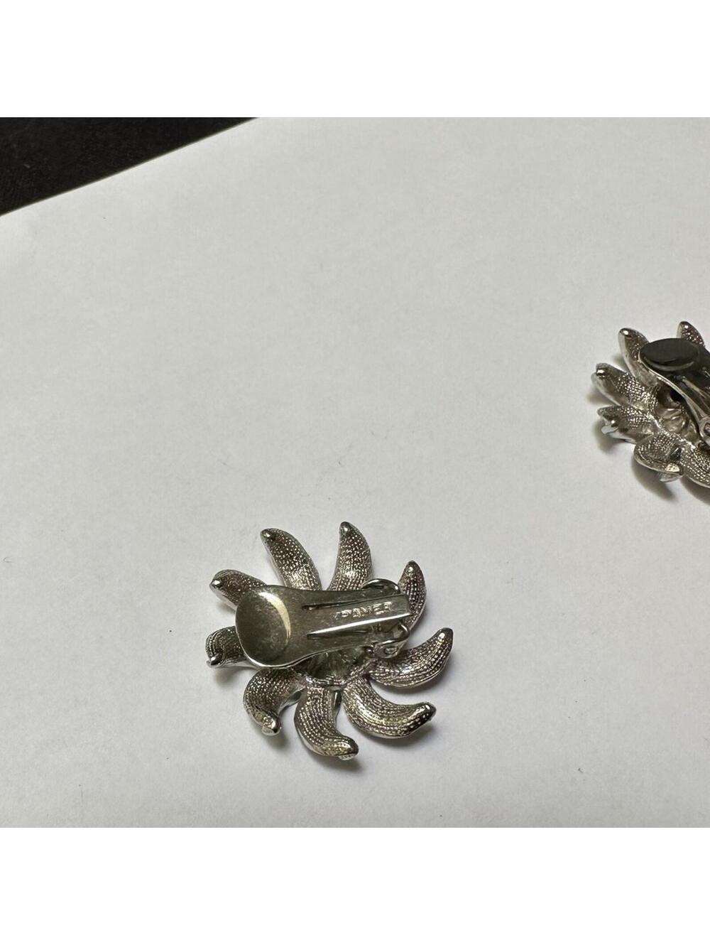 Vintage Kramer Silver Tone Textured Flower Clip On Earrings Signed - Picture 4 of 8